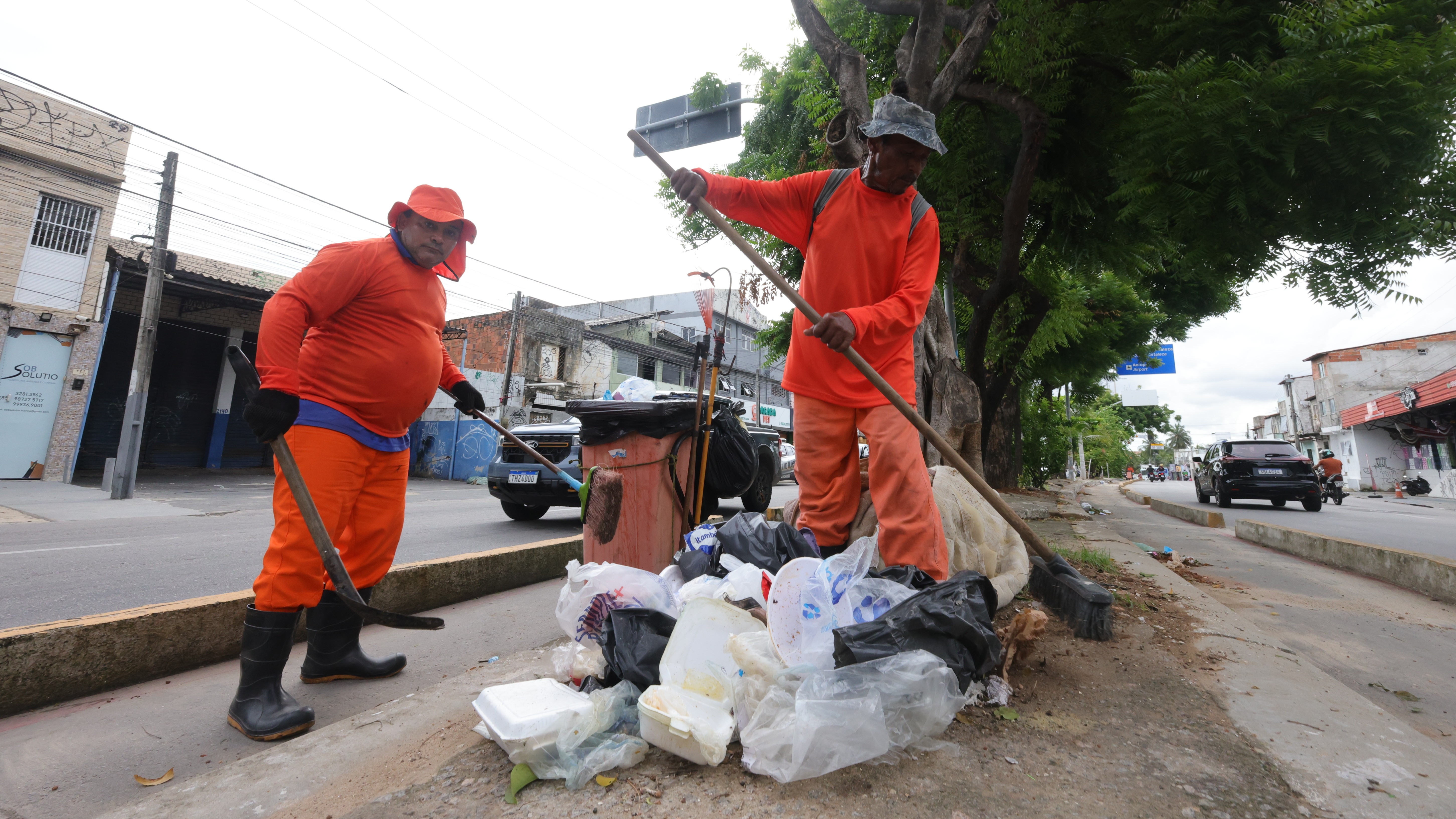 homens recolhendo lixo